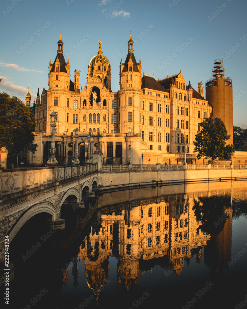 Obraz premium Reflektion am Schweriner Schloss