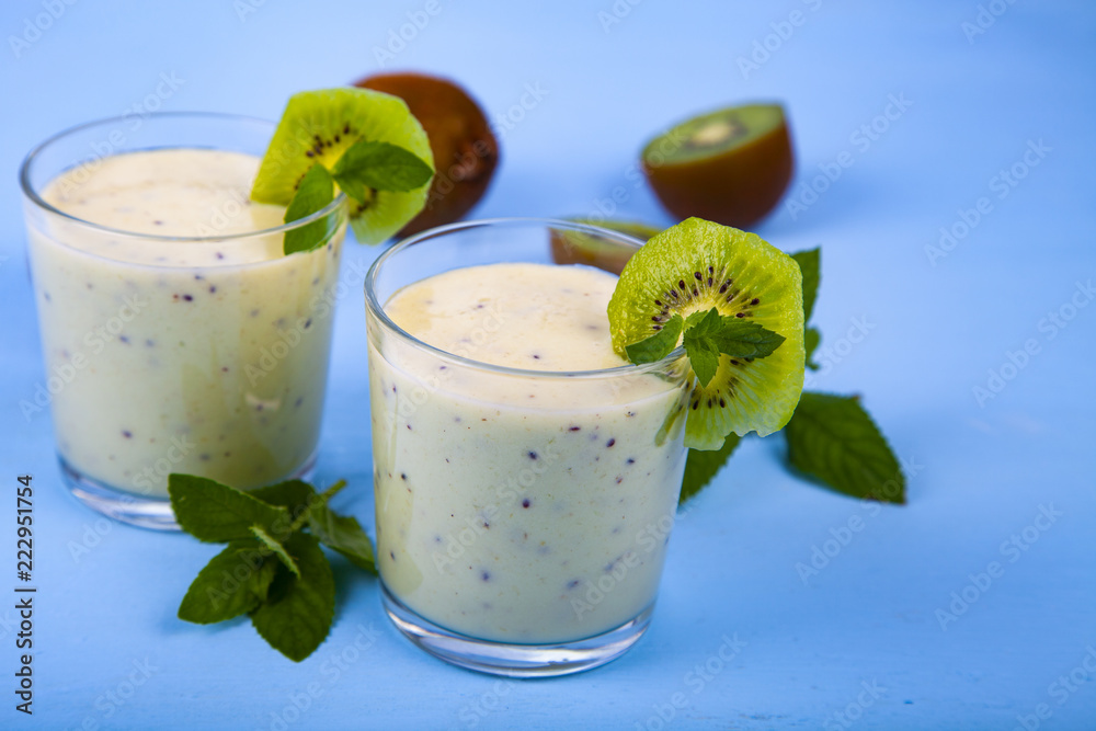 Smoothies with a banana and kiwi Smoothies with a banana and kiwi