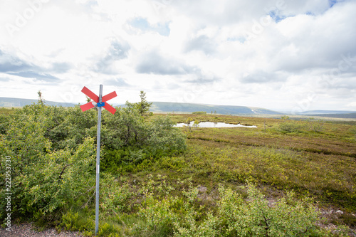 Kungsleden i Funäsdalen med fjällen och en fjällsjö i bakgrunden