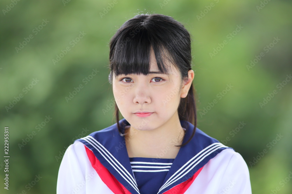 不安な高校生　緑バック