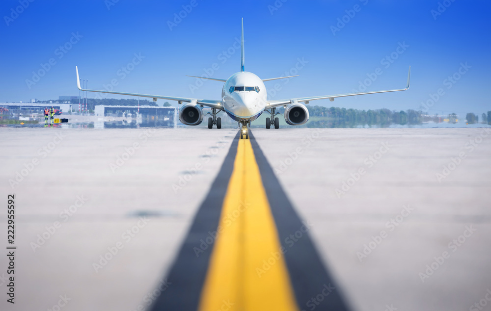 Fototapeta premium nowoczesny samolot pasażerski na pasie startowym