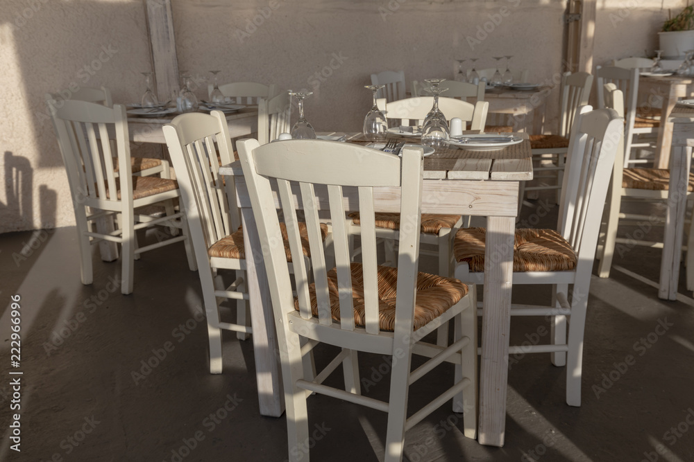 Gedeckter Tisch in Taverne auf Santorin