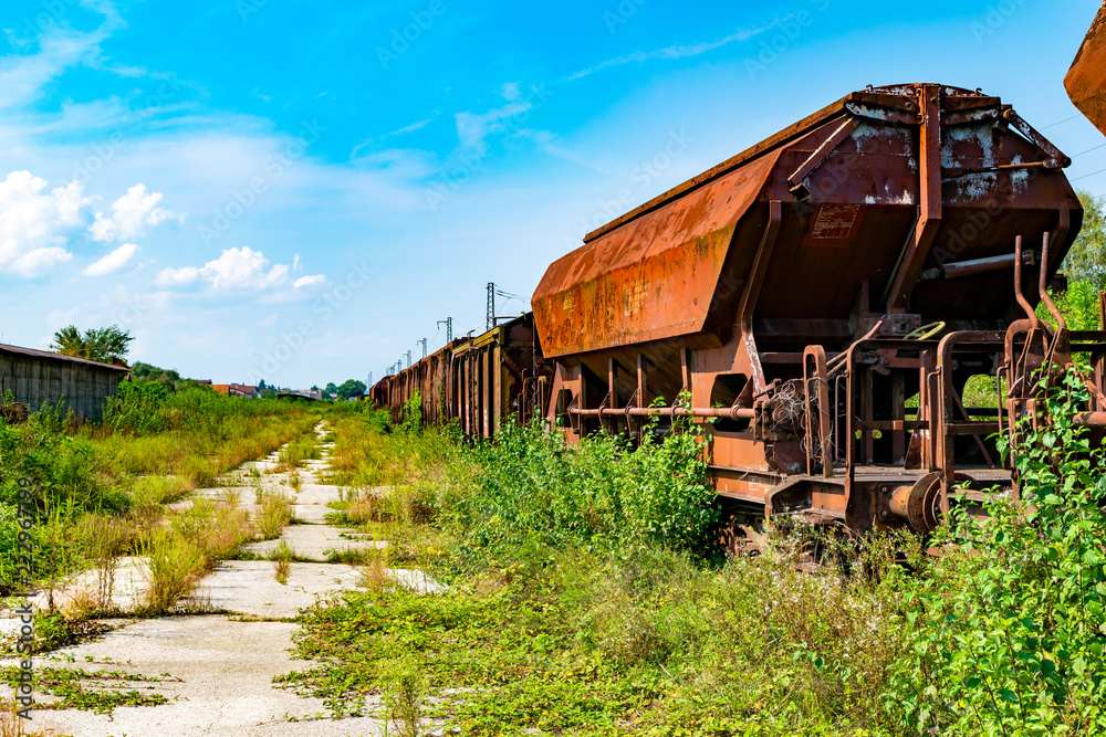 Verrostete Zugwaggons stehen auf alten Gleisen Verrostete Zugwaggons stehen auf alten Gleisen