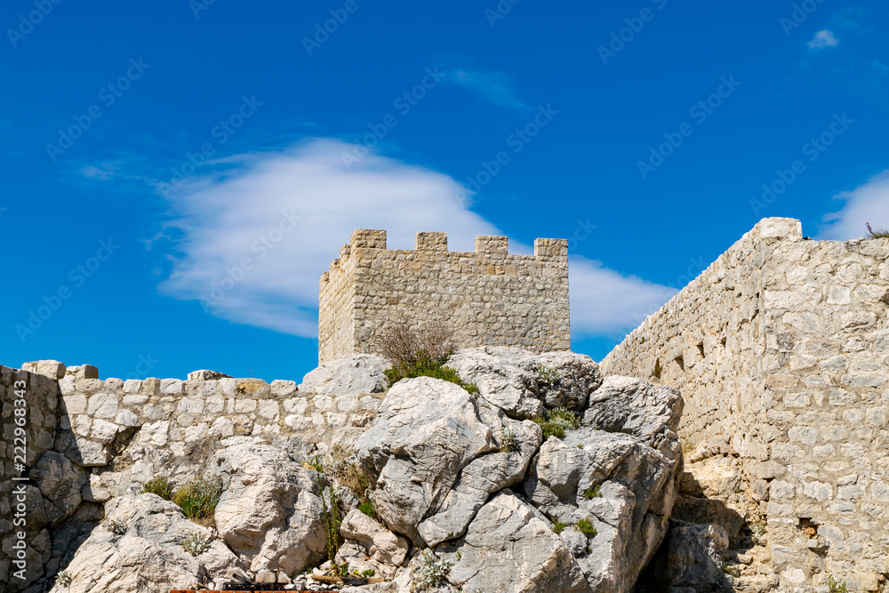 Das Schloss Starigrad-Fortica in Omis in Kroatien