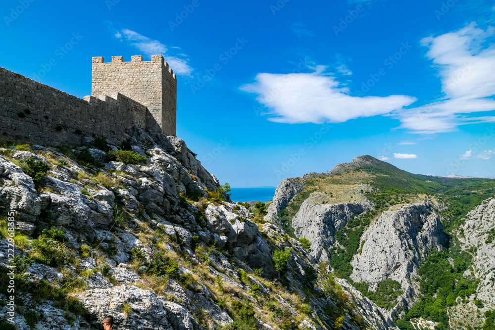 Das Schloss Starigrad-Fortica in Omis in Kroatien