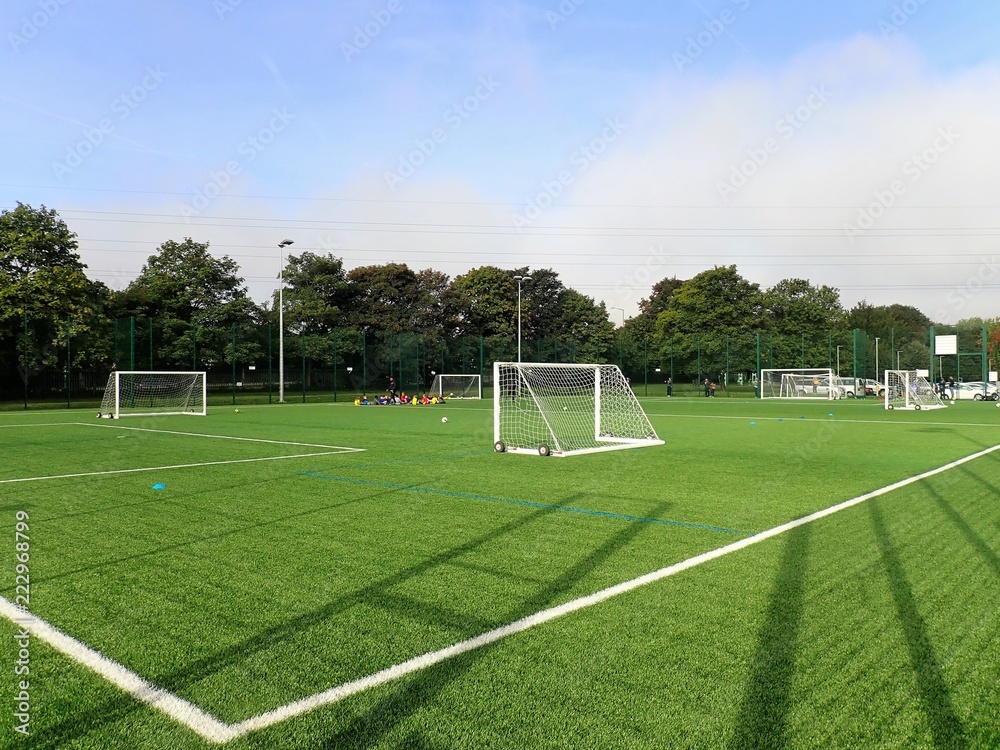 Floodlit all-weather 3G artificial grass football pitch, Meriden Community Centre, Watford - obrazy, fototapety, plakaty 