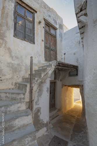 Treppe und Sonne scheint durch Gang Naxos Chora Kykladen