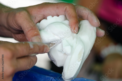 Canvas-taulu The woman trainee learns the meerschaum process