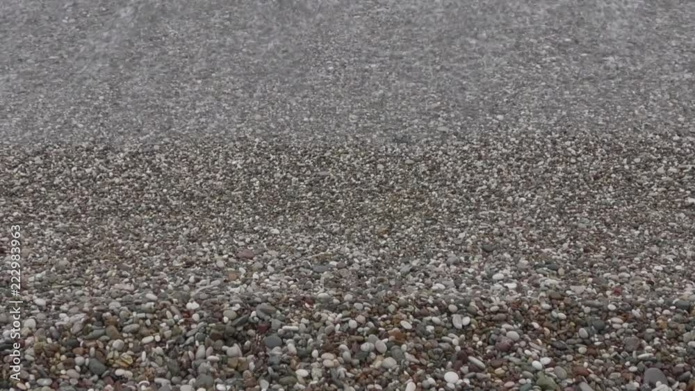 Antalya, Antalya, Türkei - 08.09.2018: Kies, Brandung, Meer, Wassertemperatur 32 Grad Celsius Antalya, Antalya, Türkei - 08.09.2018: Kies, Brandung, Meer, Wassertemperatur 32 Grad Celsius