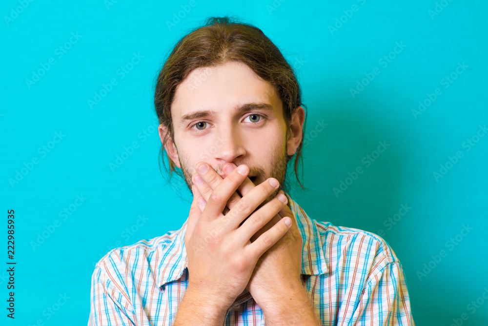The man closed his mouth with her hands The man closed his mouth with her hands