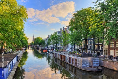 Φωτογραφία Houseboats at the UNESCO world heritage Prinsengracht canal with the Westerkerk
