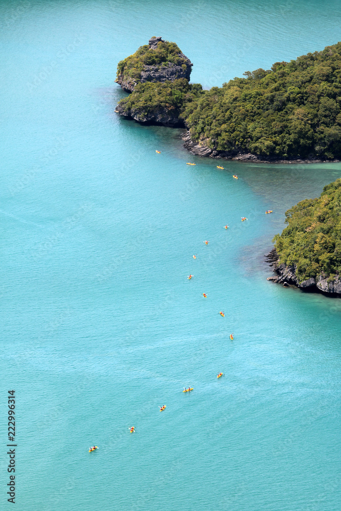 Obraz premium kayaking groups around the island at Ang Thong Thailand.