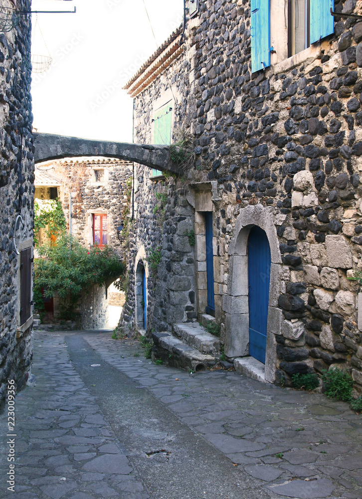 arc boutant dans une ruelle d'Alba-La-Romaine