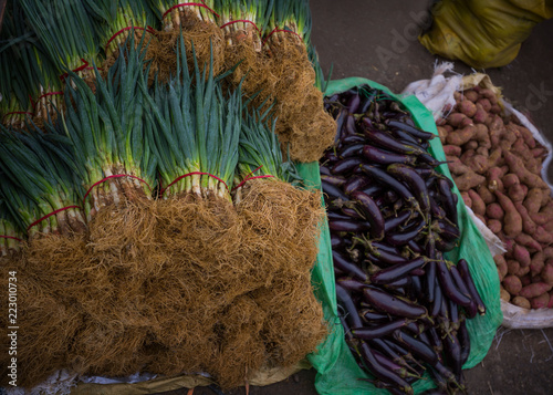 Street Market, Carbon Market, Cebu City, Green Onion or Leek, spring onion, kutchay, kuchay, Talong, eggplant, aubergine, sweet potato, Camote,  photo