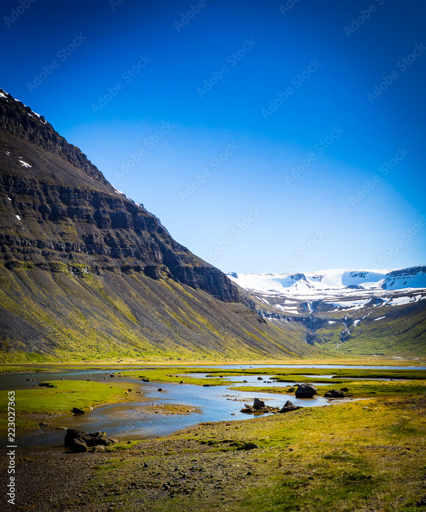 Fotografie Icelandic landscape with snow mountains