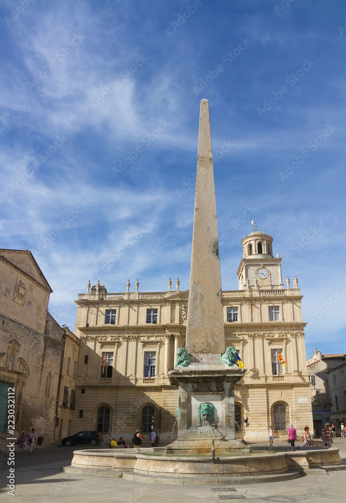 Place de la République mit Obelisk in Arles