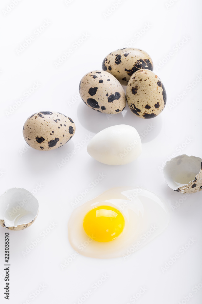 Obraz premium boiled and broken quail egg