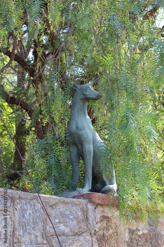 statue de chien ( lévrier )
