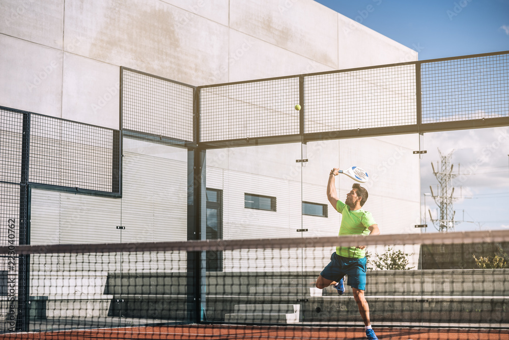 Obraz premium Man playing padel