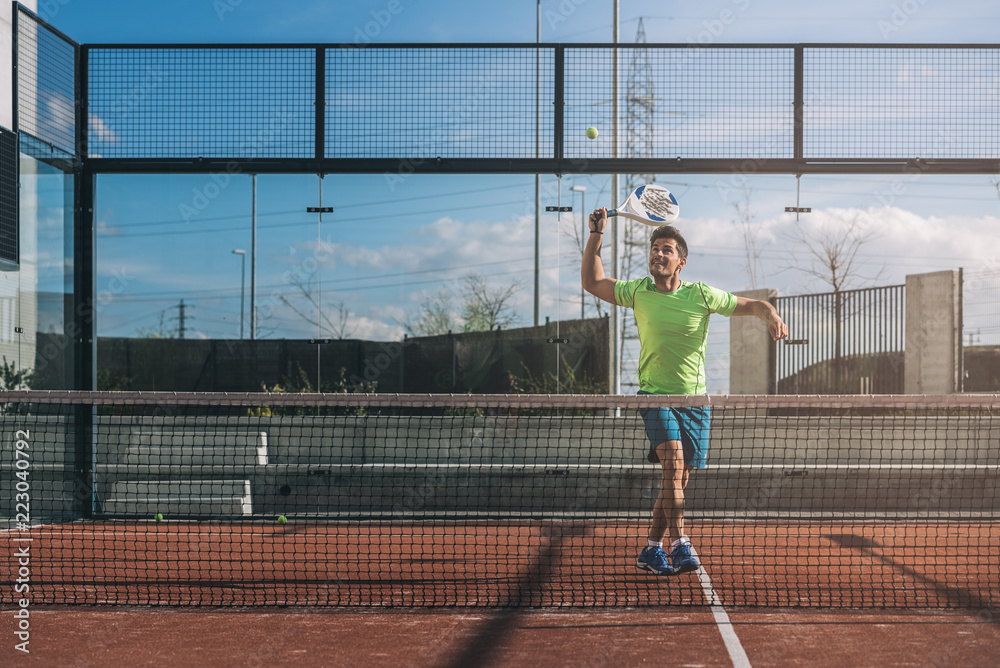 Obraz premium Man playing padel