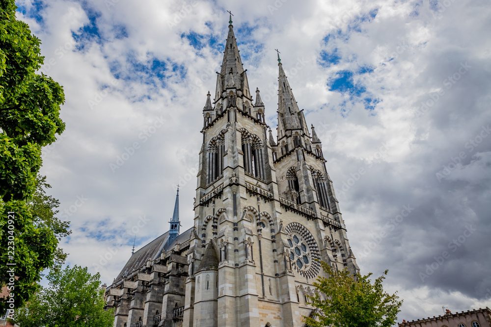 Fototapeta premium Cathédrale Notre-Dame-de-l'Annonciation à Moulins sur Allier