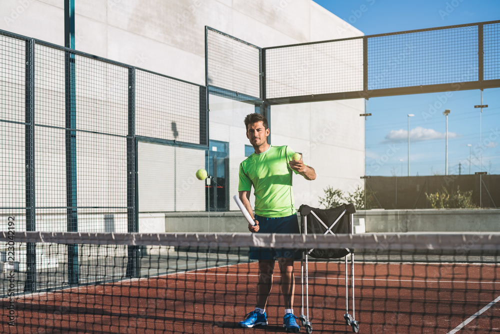 Obraz premium Monitor teaching padel class