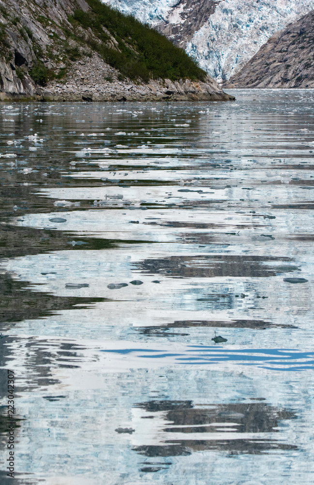 Obraz premium Northwest Glacier reflected in bay waters
