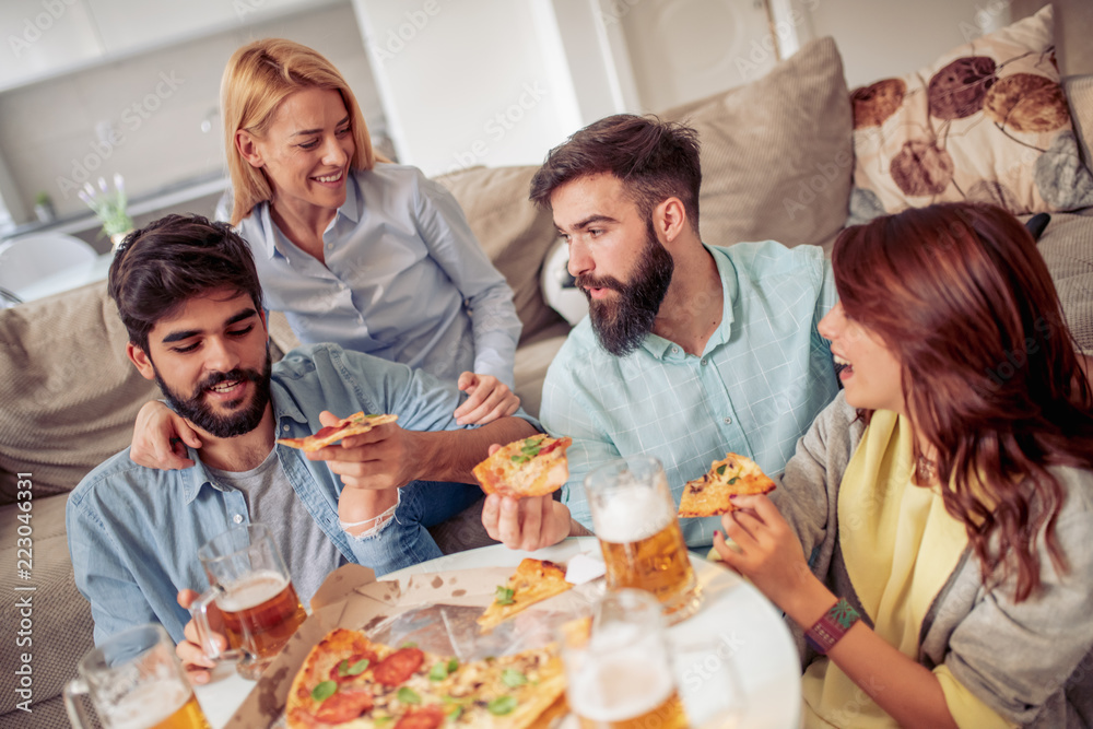 Friends eating pizza