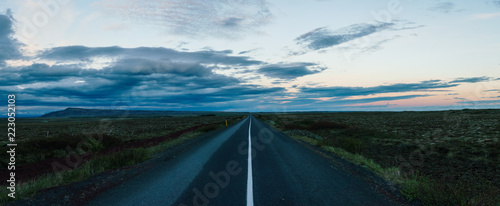 Landstraße bei Nacht, Island Panorama © Joel Wüstehube