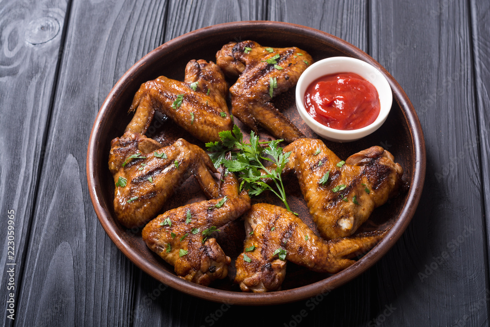 Grilled chicken wings with tomato sauce