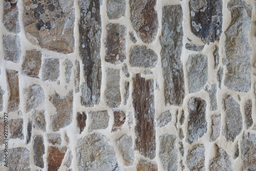 Mur en pierre rejointoyé à la chaux.