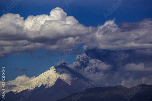 Volcán Cotopaxi en erupción