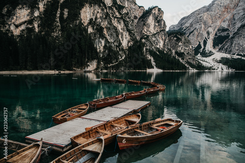 Bootssteg mit Ruderbooten am Pragser Wildsee 