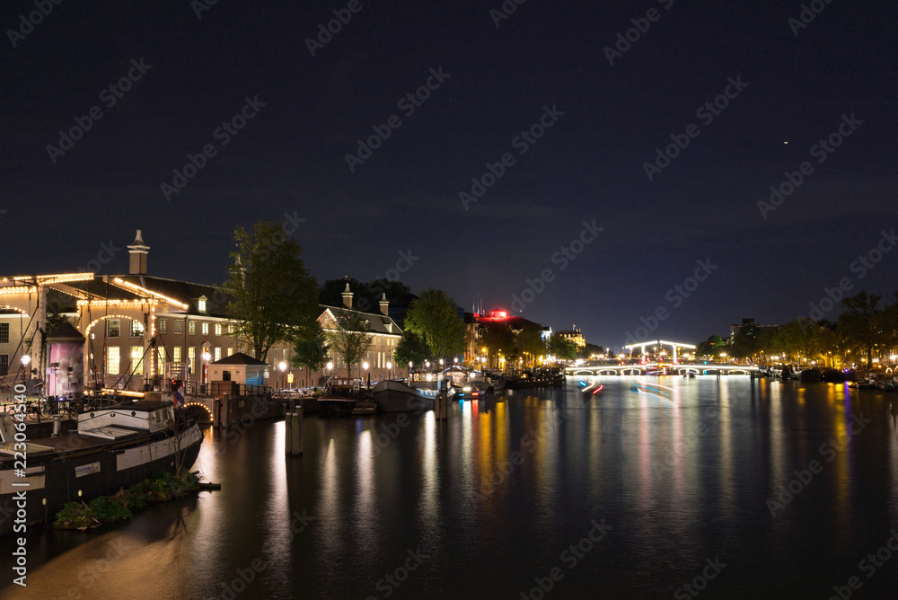 アムステルダム夜の川の景色