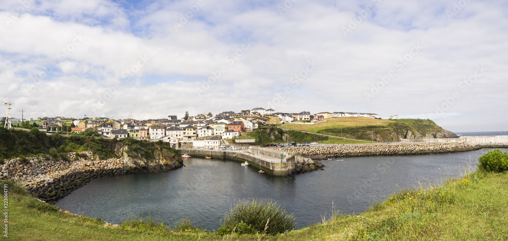 Vista panorámica del Puerto de Vega, en Asturias,  con el pueblo al fondo y el agua tranquila, en el verano de 2018