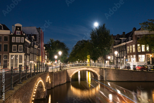 月とアムステルダム夜の橋の風景