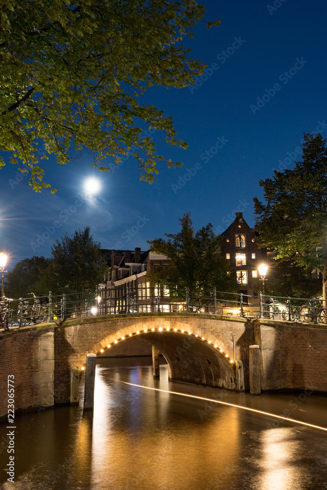 月とアムステルダム夜の風景