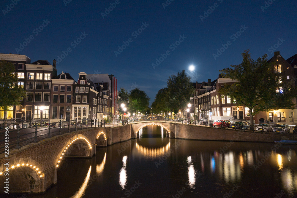 月とアムステルダム夜の風景
