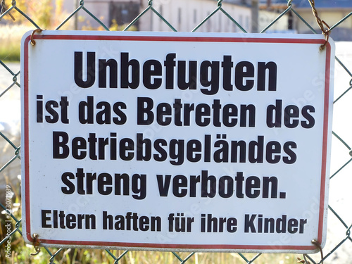 Schild Verkehrsschild Verbotsschild StVO Unbefugte, Eltern haften für ihre Kinder photo