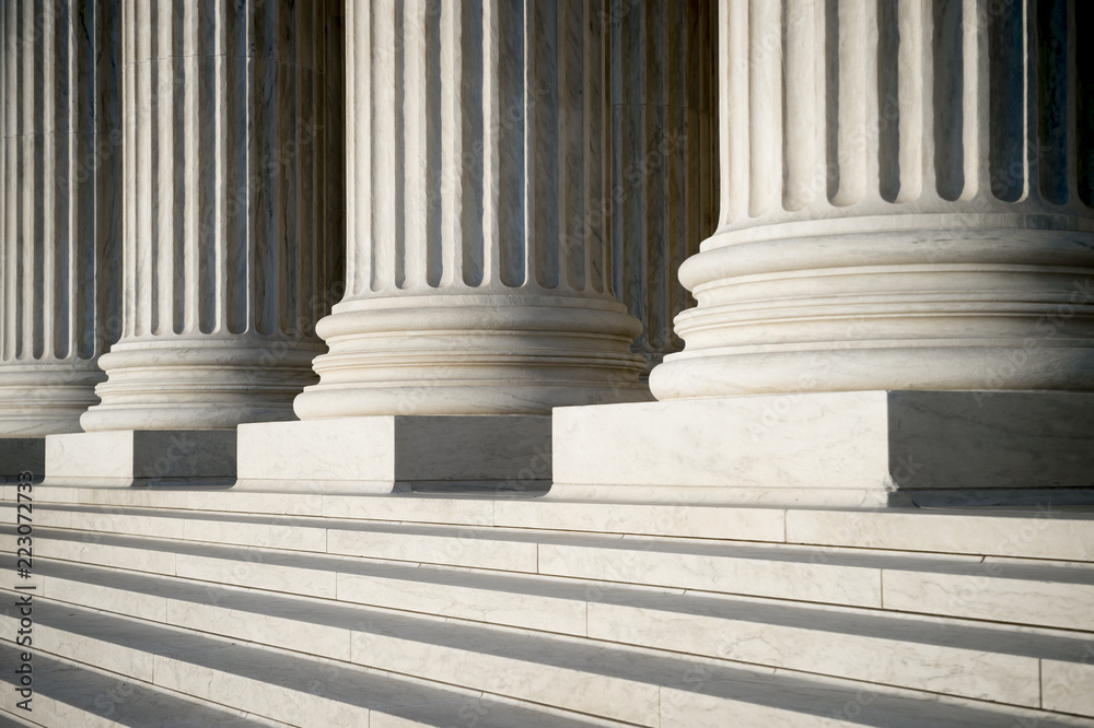 Fototapeta premium Abstrakcjonistyczny widok neoklasyczni karbowani kolumny, podstawy i kroki budynek USA najwyższy sąd w Waszyngton DC