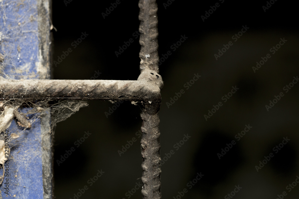 Iron grating in a macro window