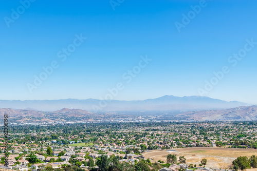 Foto Housing developments of inland empire on clear sunny day with room for text in s