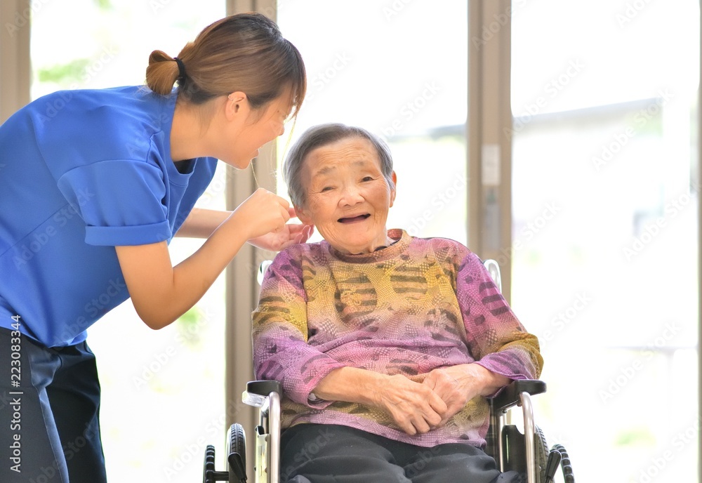 老人介護施設・笑顔でくつろぐ母 老人介護施設・笑顔でくつろぐ母