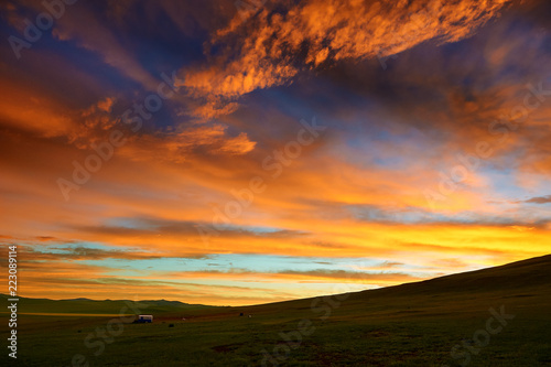 The rosy clouds of dawn on the summer grassland. © 孝通 葛