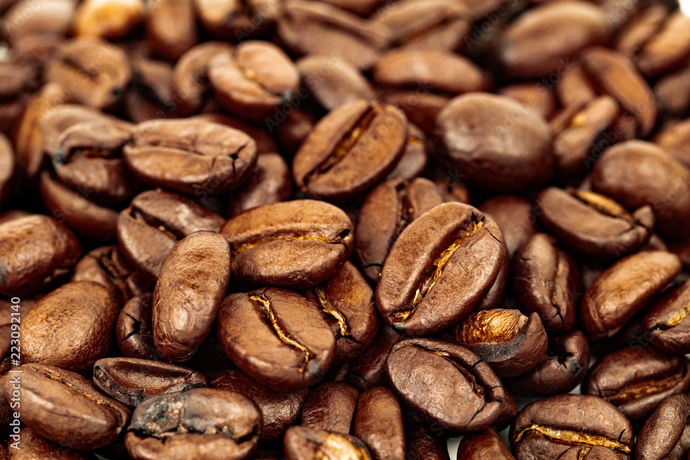 Obraz premium Roasted coffee beans isolated white background. Selective focus.