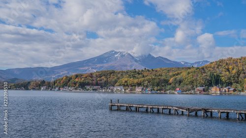 秋の妙高山と野尻湖の風景