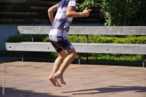 裸足で水遊びをする女の子 Stock Photo Adobe Stock