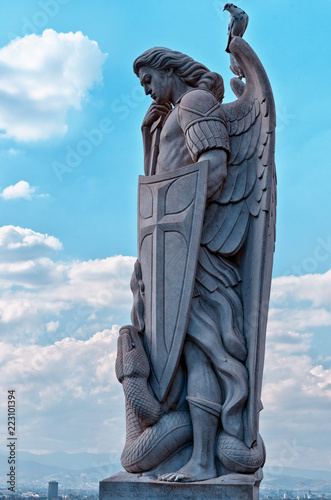 Fotografia Statue of the Archangel Michael near the Basilica of Guadalupe i
