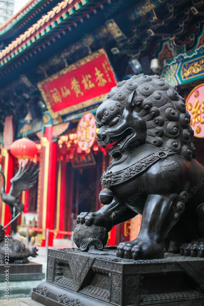 Obraz premium close up Lion Guardian bronze sculpture at the Sik Sik Yuen Wong Tai Sin Temple in Kowloon, Hong Kong.