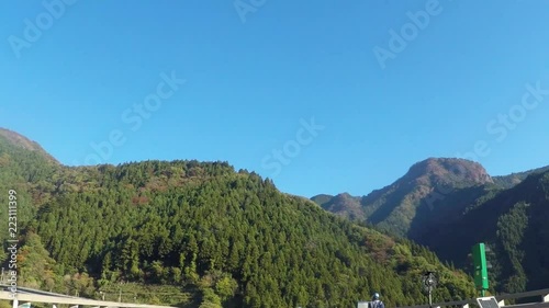 晴れた日の山々を見ながらのカーブ映像